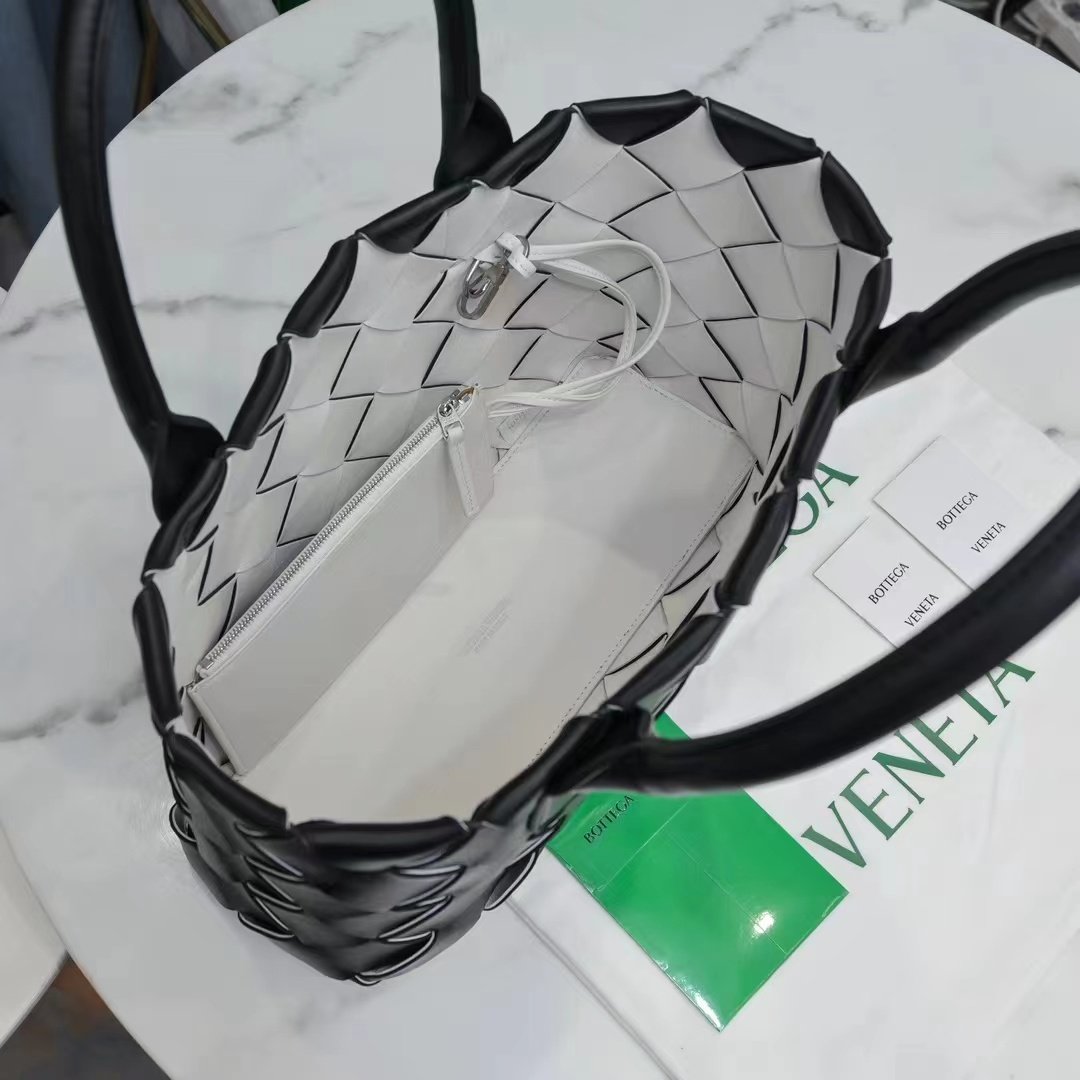 Bottega Veneta Medium Intrecciato Tote Bag Black. For Women. Women-s Bags 17.3in/44cm 630817VMAY32544 - Soul Replicas