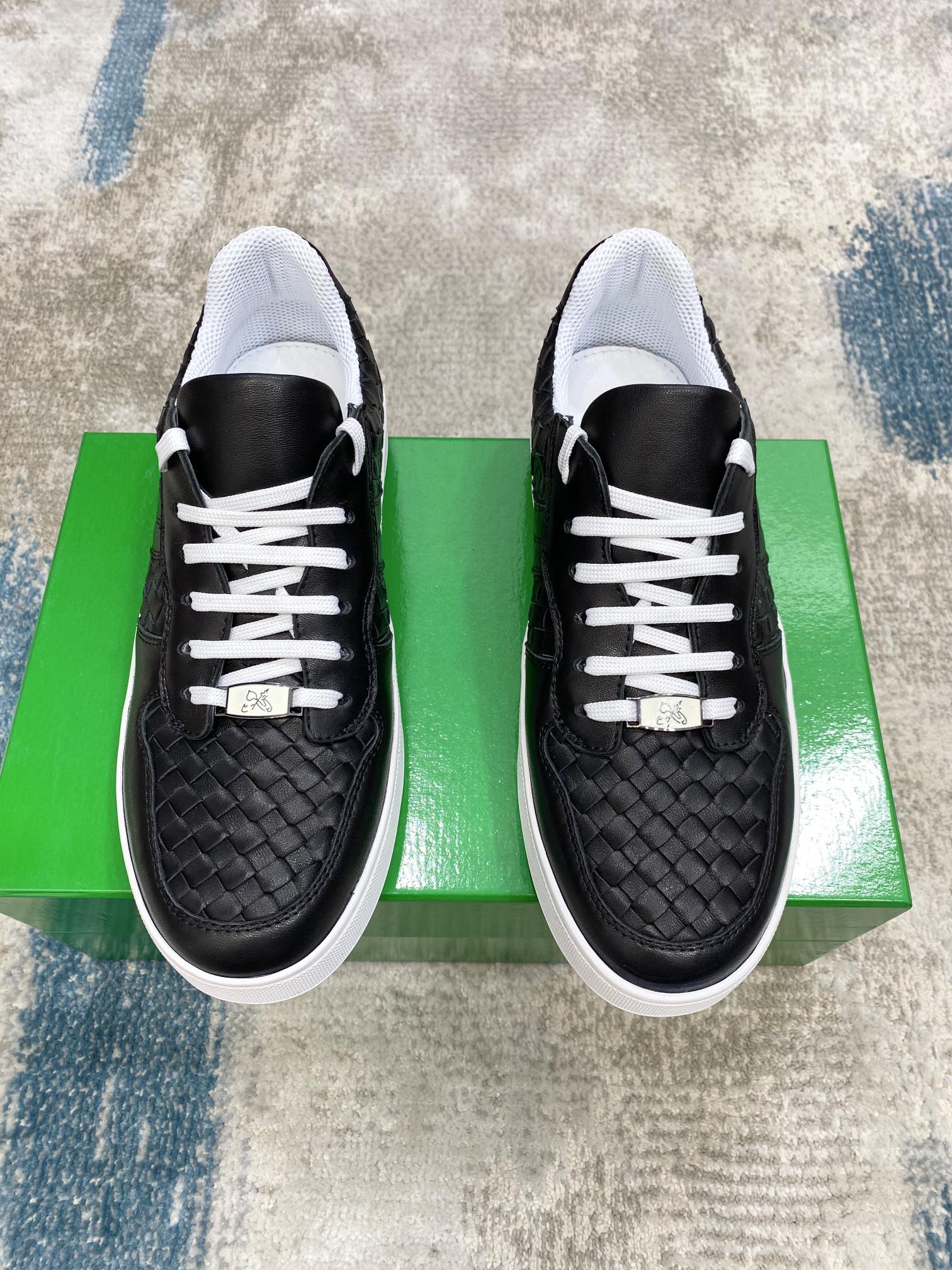 Bottega Veneta Men's With Wave Line Sneakers Black For Men - Soul Replicas