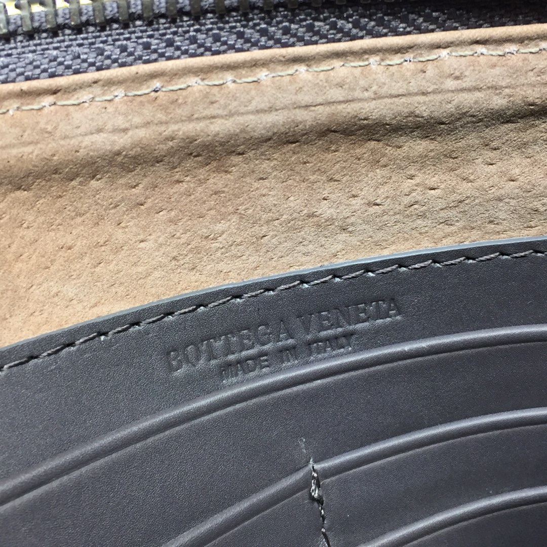 Bottega Veneta Chain Shoulder Bag Gray. For Women. Women's Bags 9.6in/24.5cm - Soul Replicas