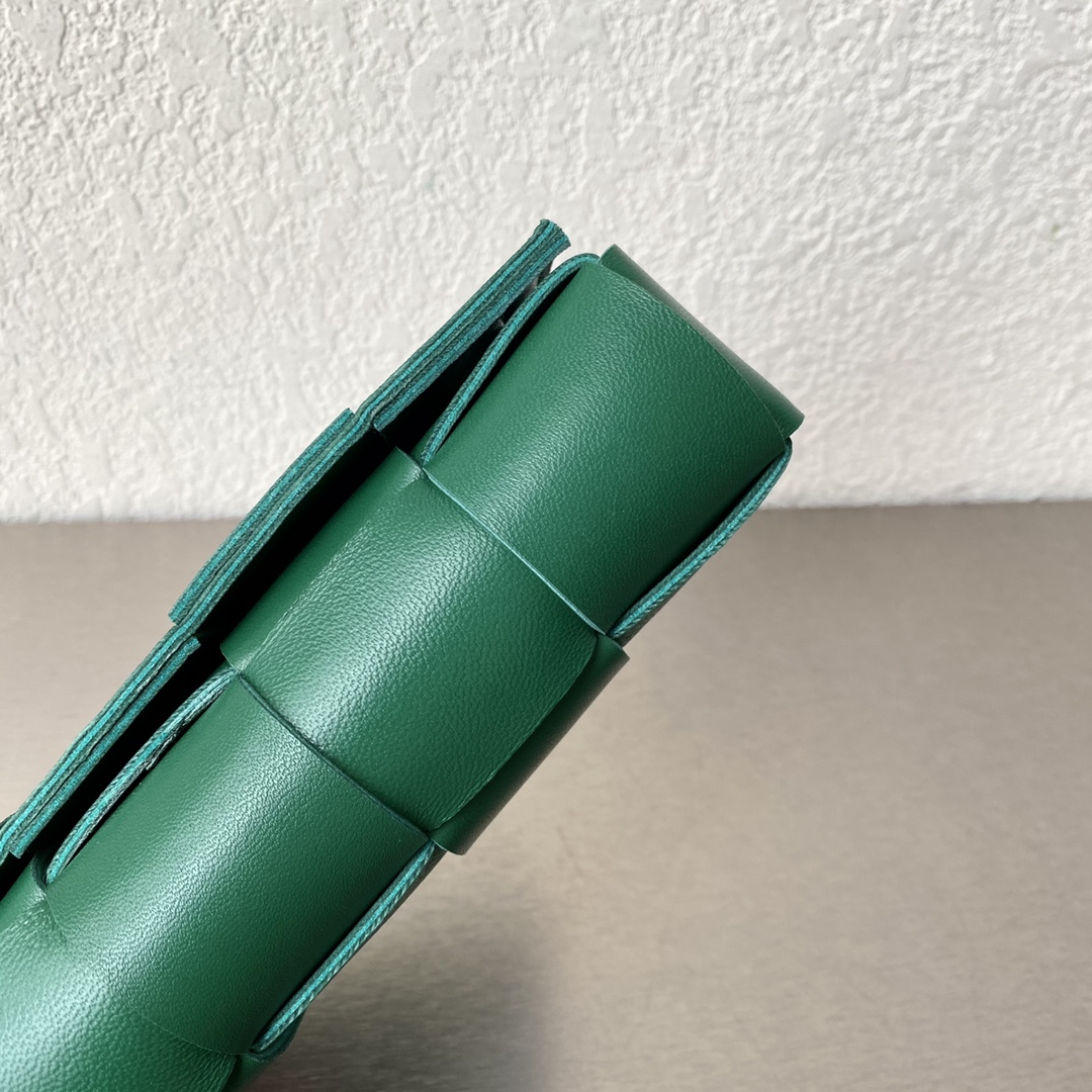 Bottega Veneta Belt Cassette Dark Green. For Women. Women's Bags 6.9in/17.5cm - Soul Replicas