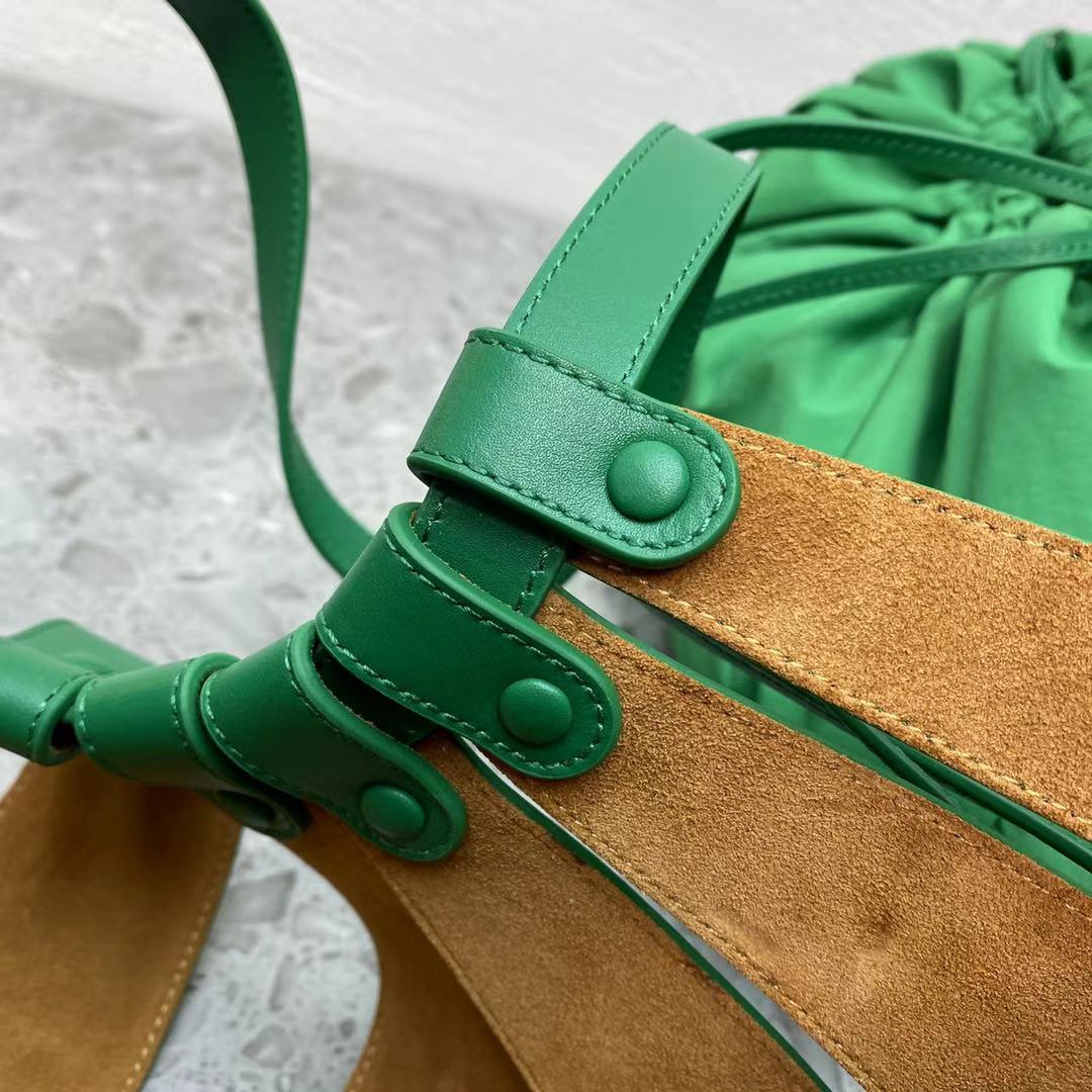 Bottega Veneta Medium Shoulder Bag Green. For Women. Women's Bags 8.6in/22cm - Soul Replicas