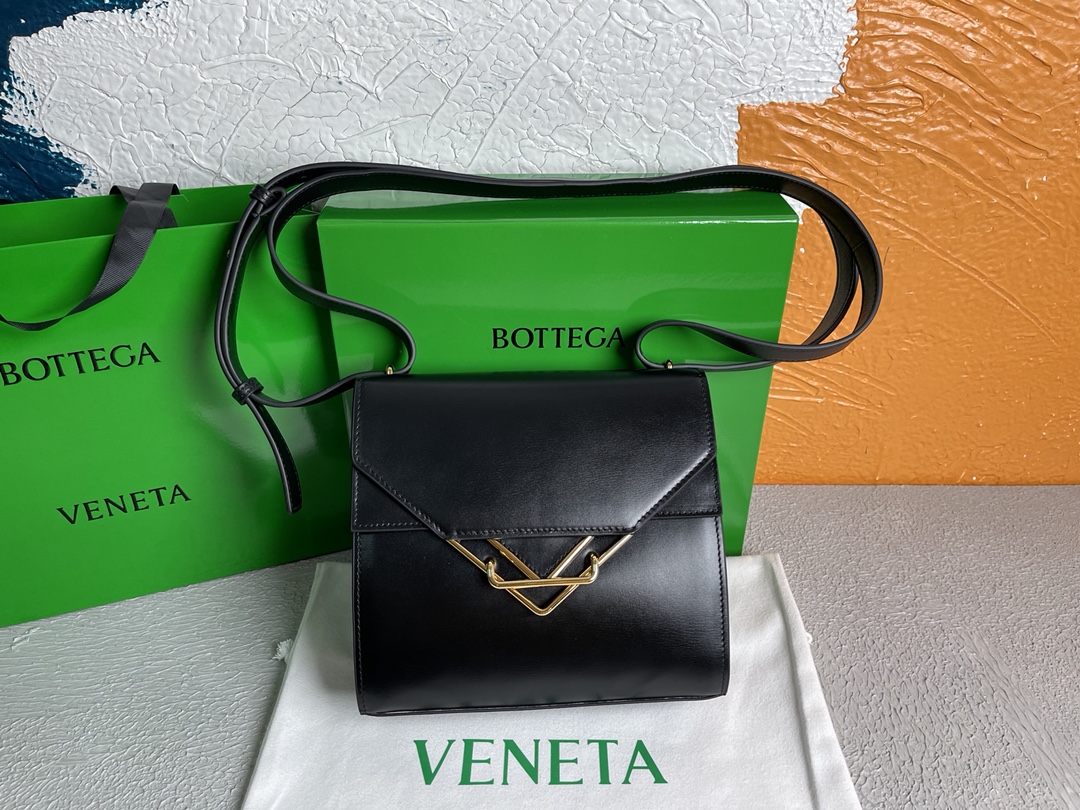 Bottega Veneta Clip Bag Black. For Women. Women's Bags 9in/23cm - Soul Replicas