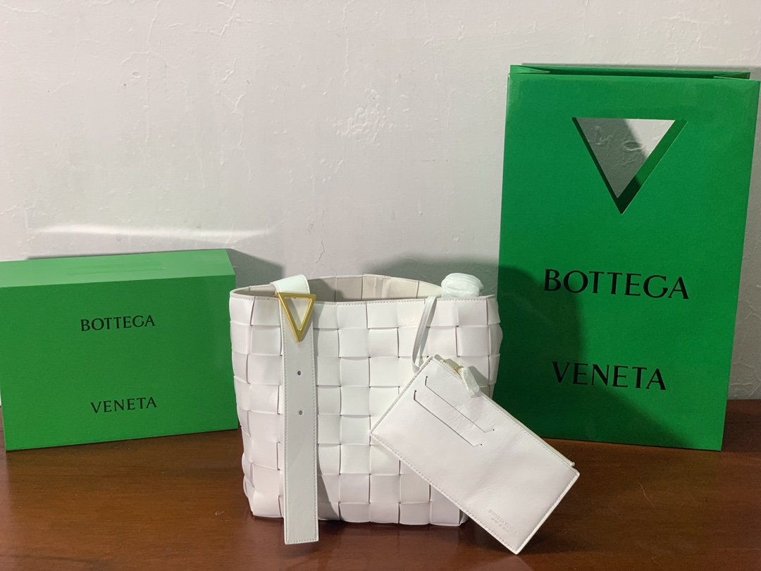 Bottega Veneta Shoulder Bag Nappa White. For Women. Women's Bags 12.9in/33cm - Soul Replicas