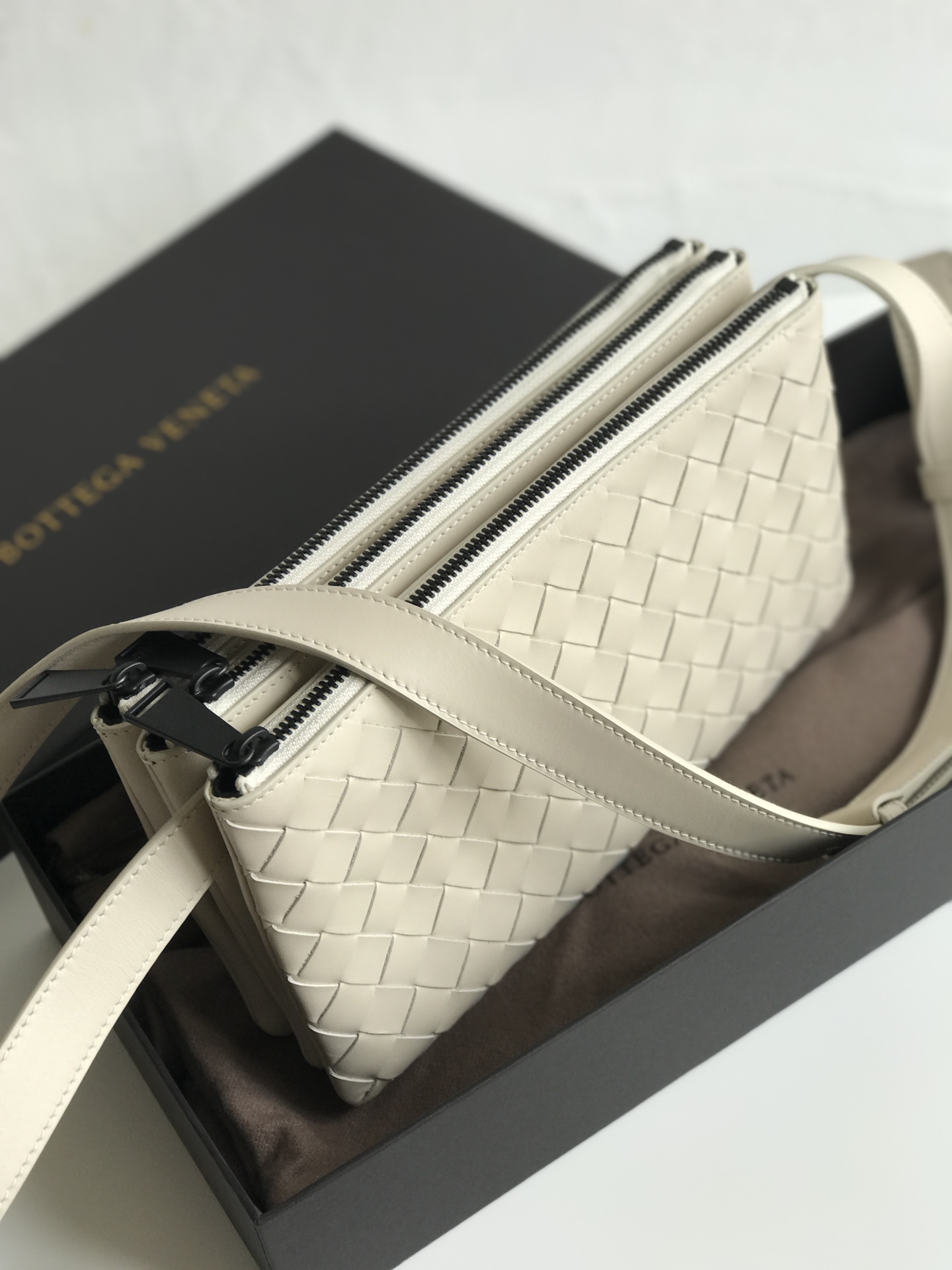 Bottega Veneta Crossbody Bag White. For Women. Women-s Bags 10.2in/26cm - Soul Replicas