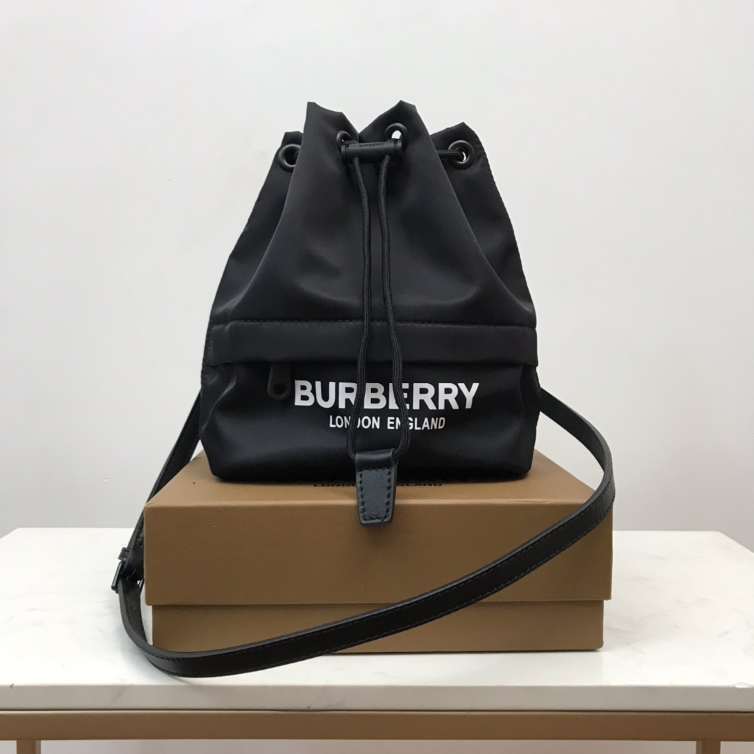 Burberry Logo Print Nylon Drawcord Pouch Black For Women. Women-s Bags 7.7in/19.5cm - Soul Replicas