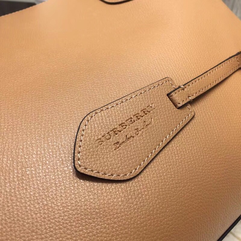 Burberry Reversible Tote Haymarket Canvas Medium For Women. Women-s Bags 19.3in/49cm - Soul Replicas