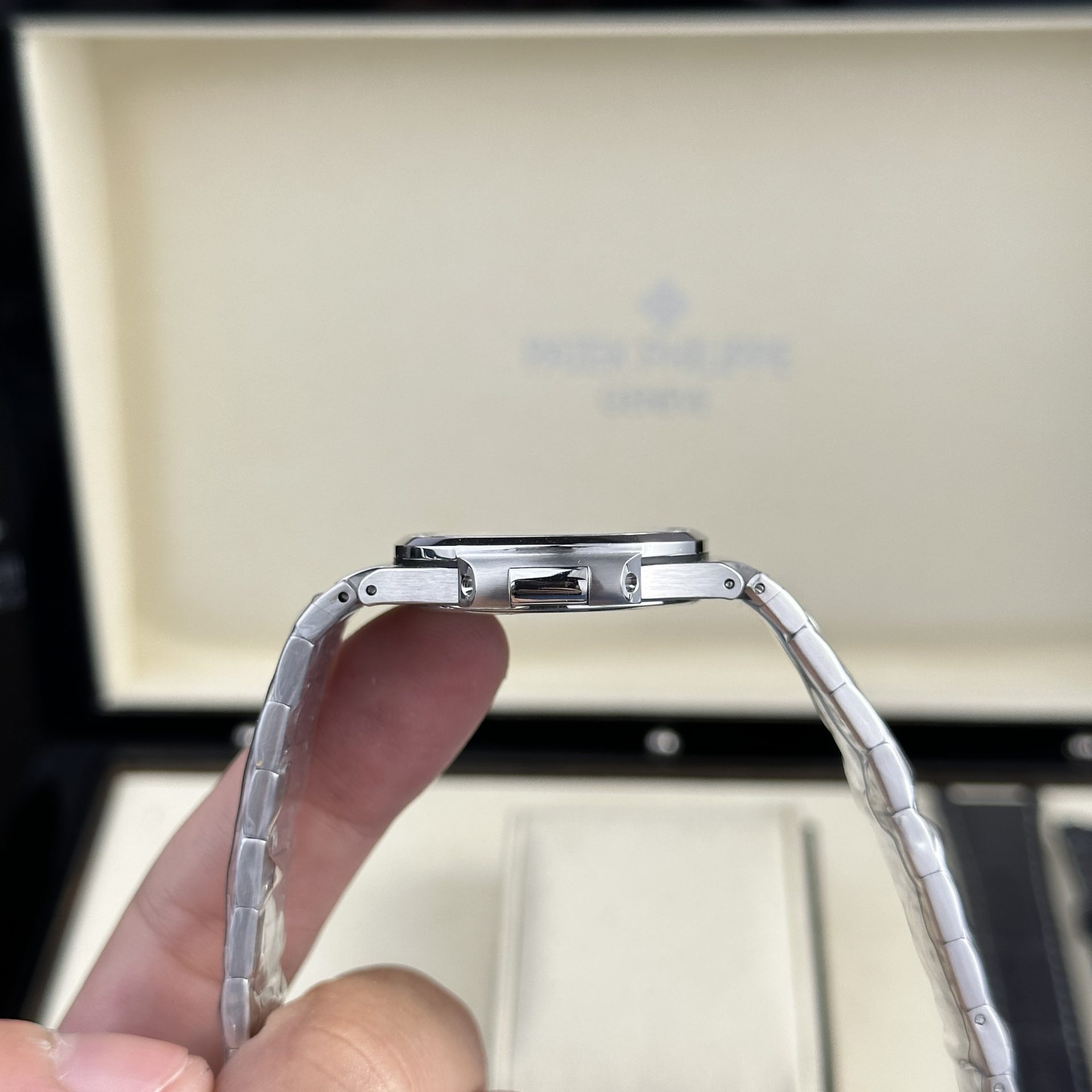 Patek Philippe Replica Watch Nautilus 7010 White Dial Metal Wire 32mm - Soul Replicas