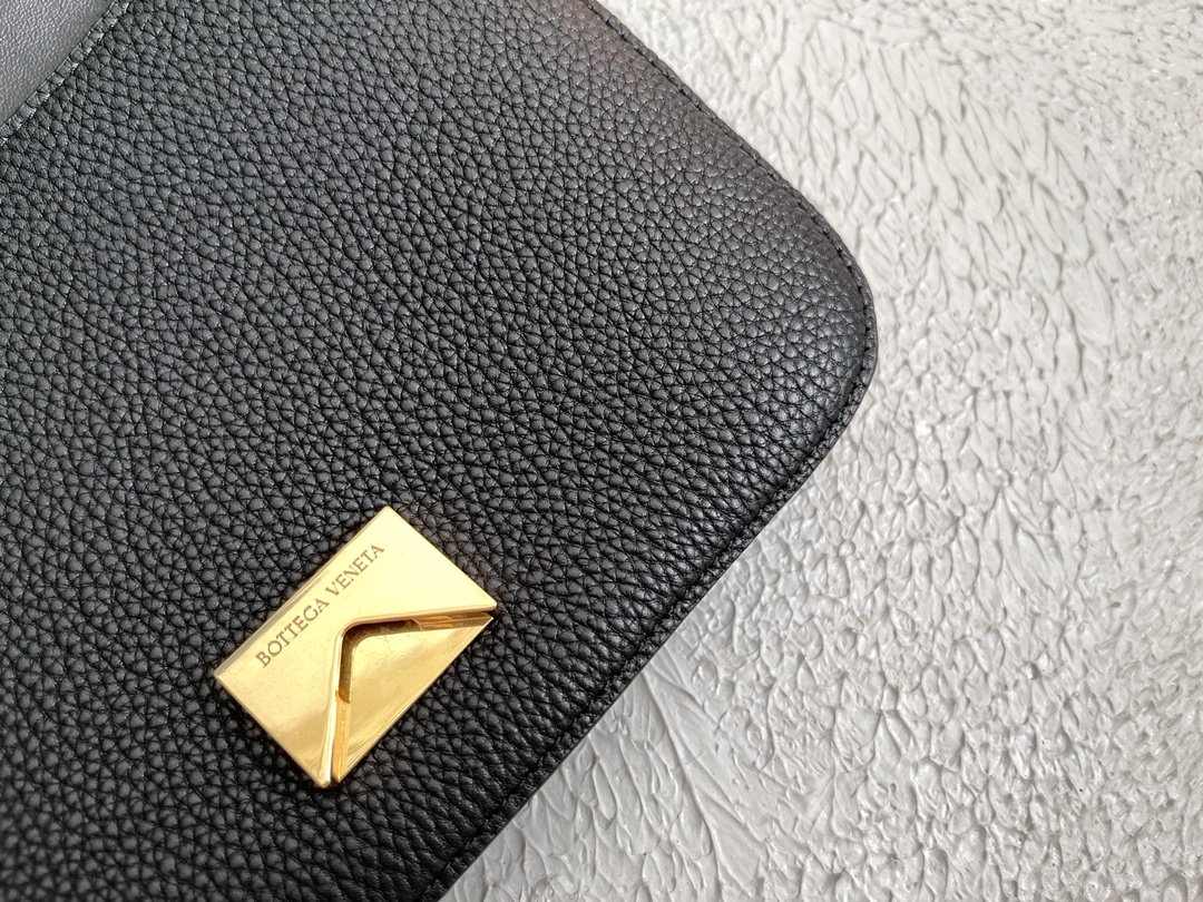 Bottega Veneta Mount Black. For Women. Women's Bags 8.3in/21cm 667399V12M08425 - Soul Replicas