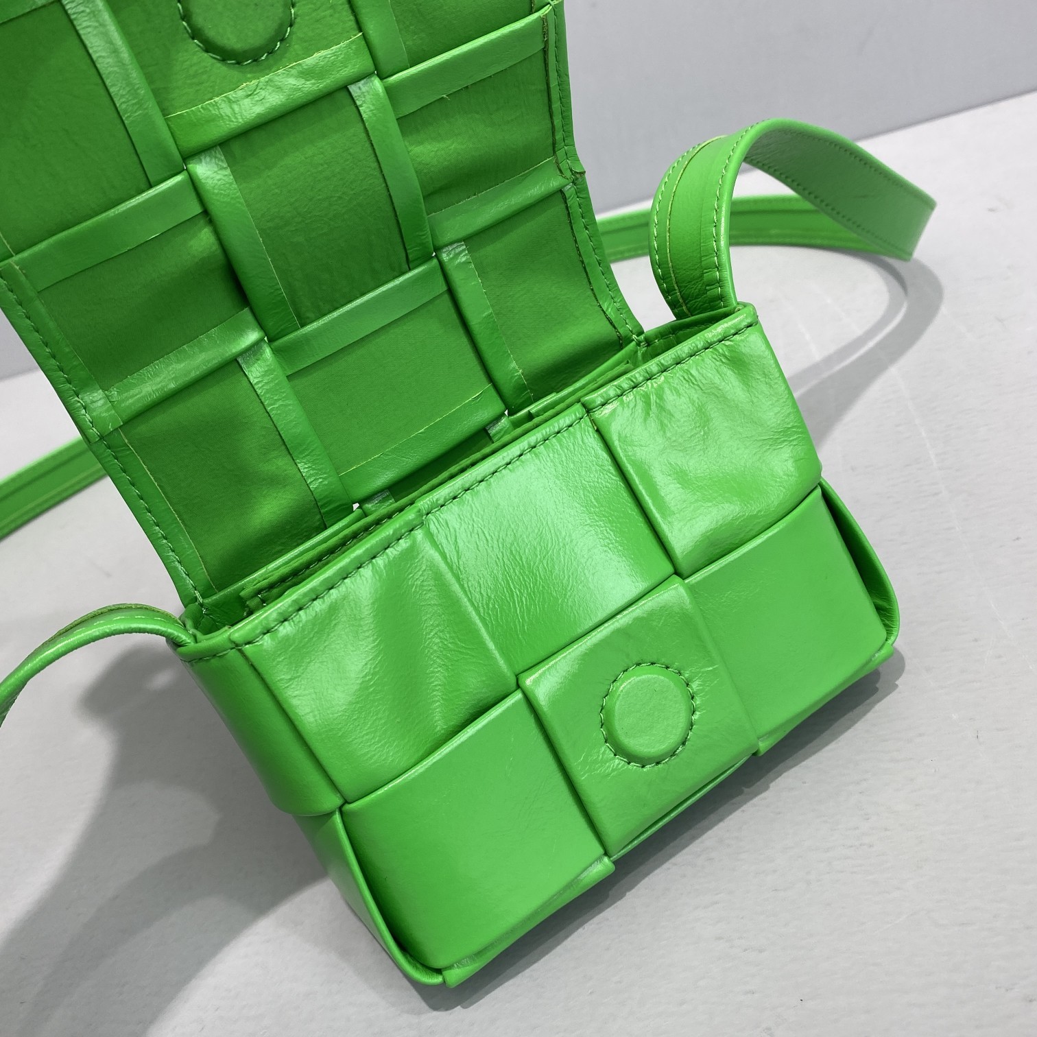 Bottega Veneta Candy Cassette Green. For Women. Women-s Bags 4.7in/12cm 667048VCQ723724 - Soul Replicas