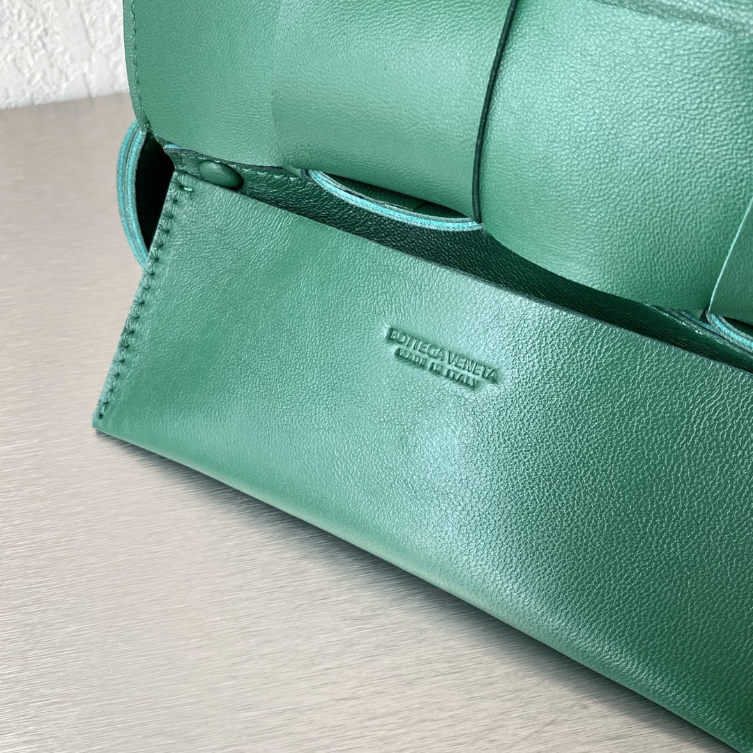 Bottega Veneta Belt Cassette Dark Green. For Women. Women's Bags 6.9in/17.5cm - Soul Replicas