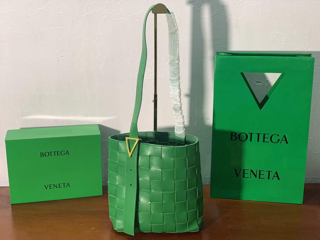 Bottega Veneta Shoulder Bag Nappa Green. For Women. Women's Bags 12.9in/33cm - Soul Replicas