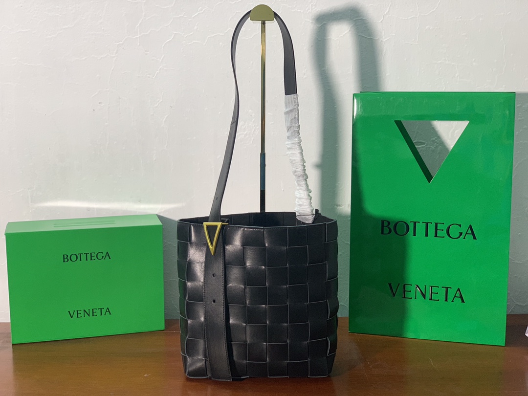 Bottega Veneta Shoulder Bag Nappa Black. For Women. Women's Bags 12.9in/33cm - Soul Replicas