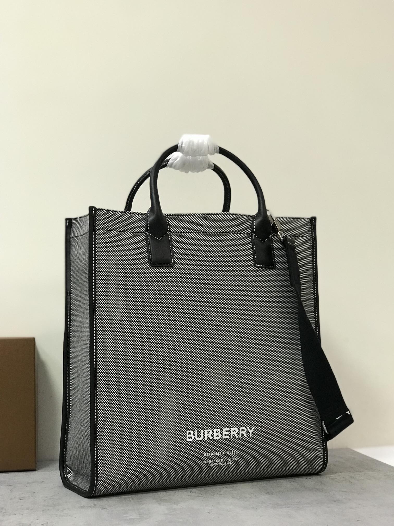 Burberry Horseferry Print Cotton Canvas Tote Black/Grey For Women. Women's Bags. Shoulder And Crossbody Bags 14in/ 35.5cm BUR 80508141 - Soul Replicas
