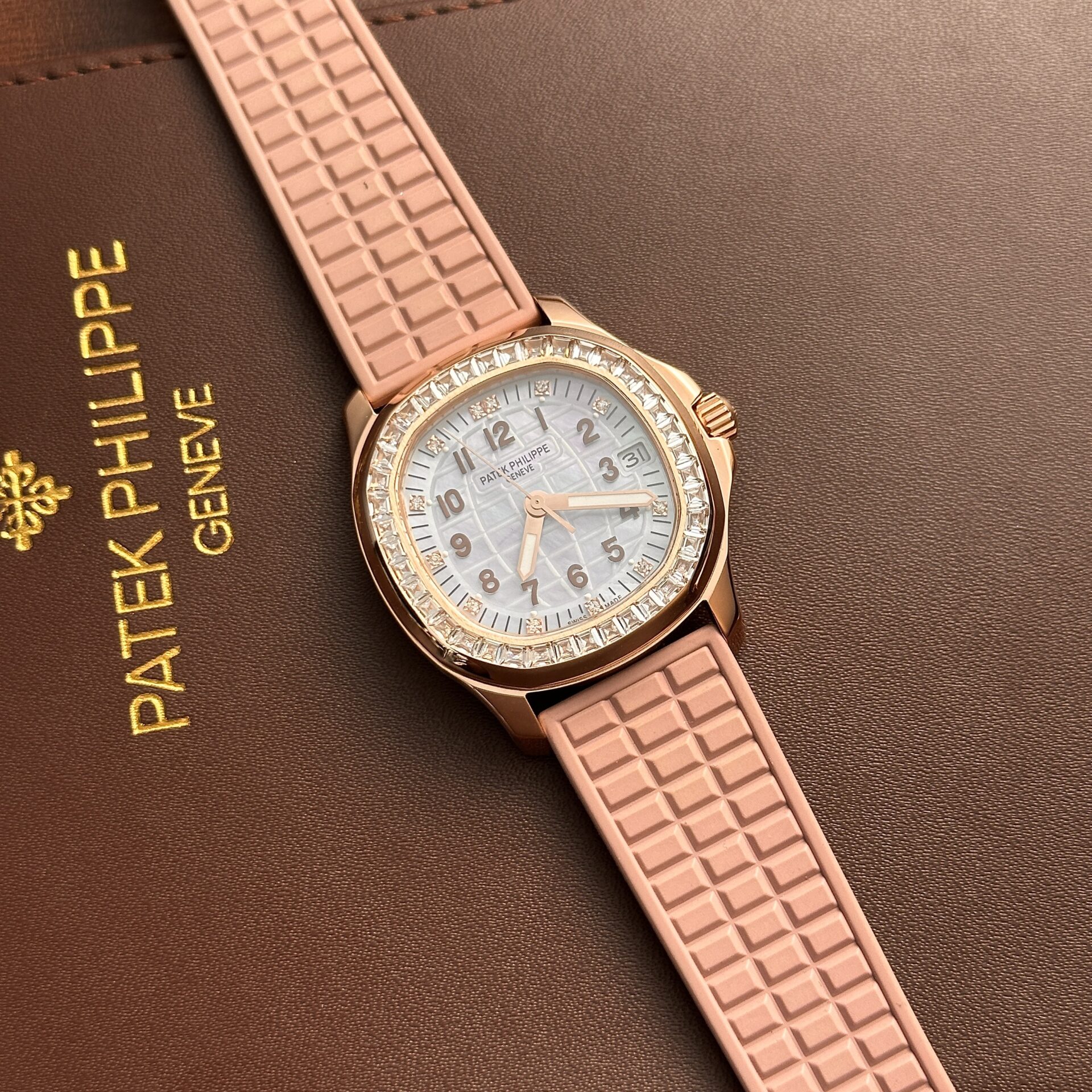 Patek Philippe Aquanaut 5072R Replica Watch Pink Strap Mother-Of-Pearl Dial 35.6mm - Soul Replicas