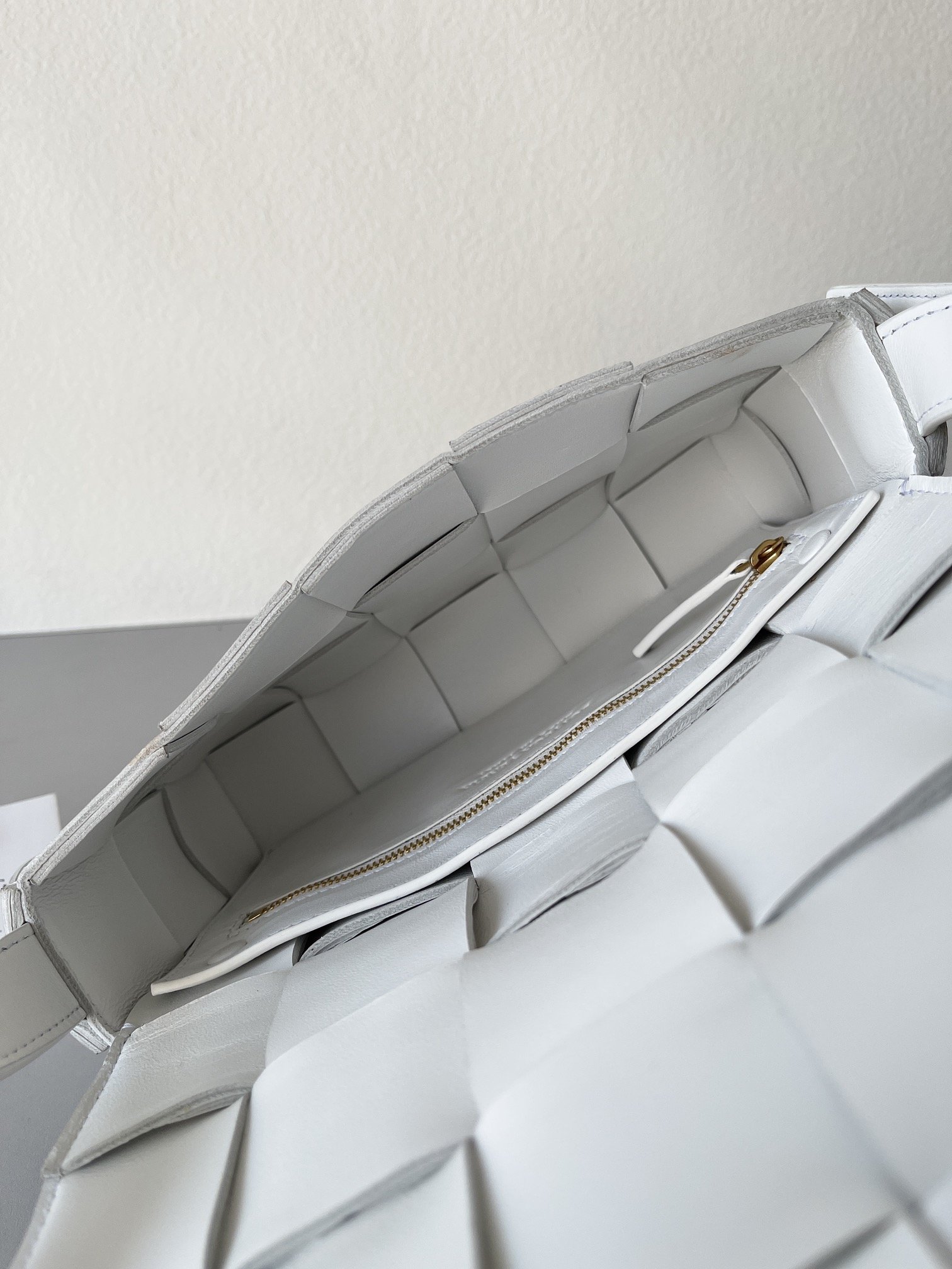 Bottega Veneta Cassette White. For Women. Women-s Bags 9.1in/23cm 680698V1G719009 - Soul Replicas