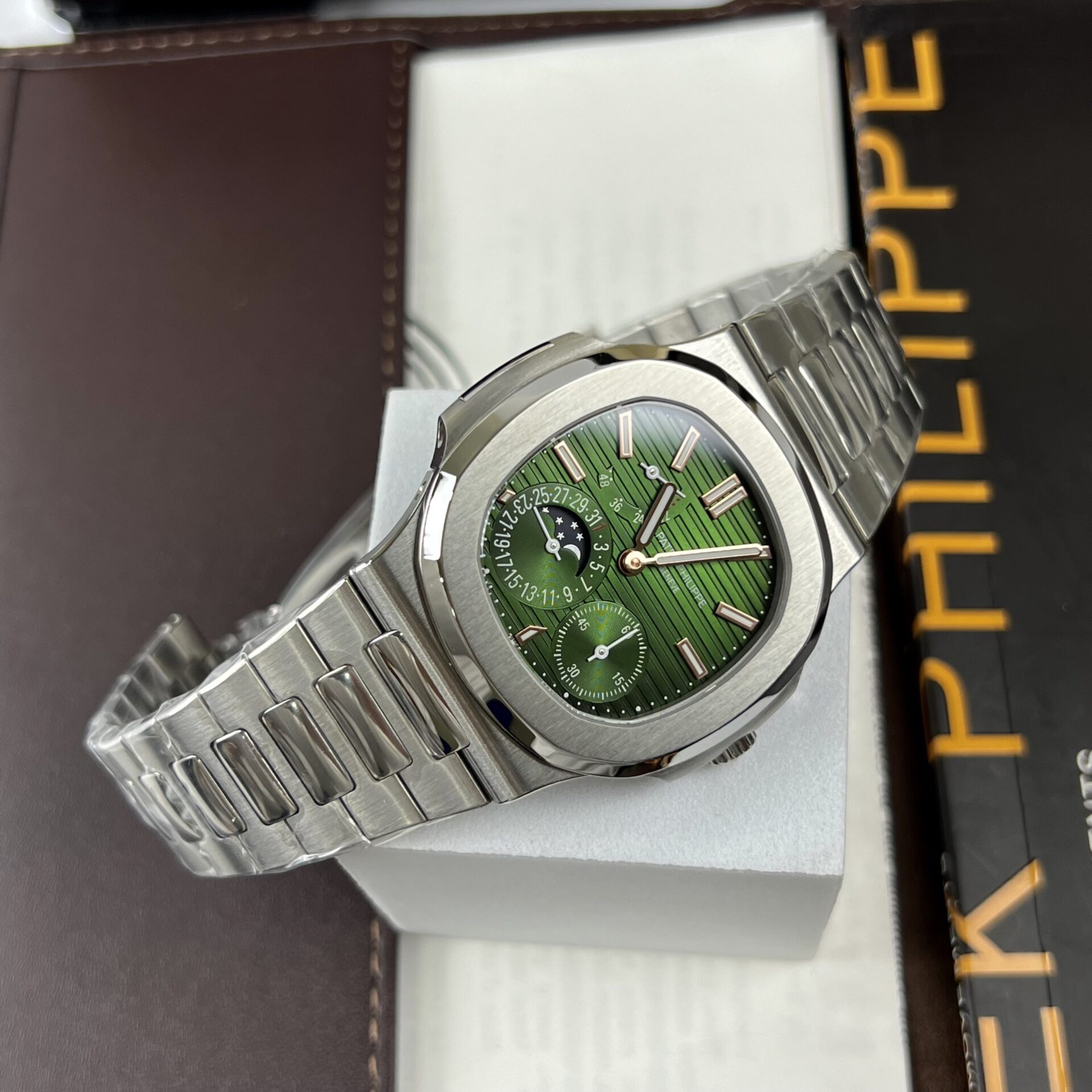Patek Philippe Nautilus 5712 Replica 1:1 Watch Green Dial ZF 40mm - Soul Replicas