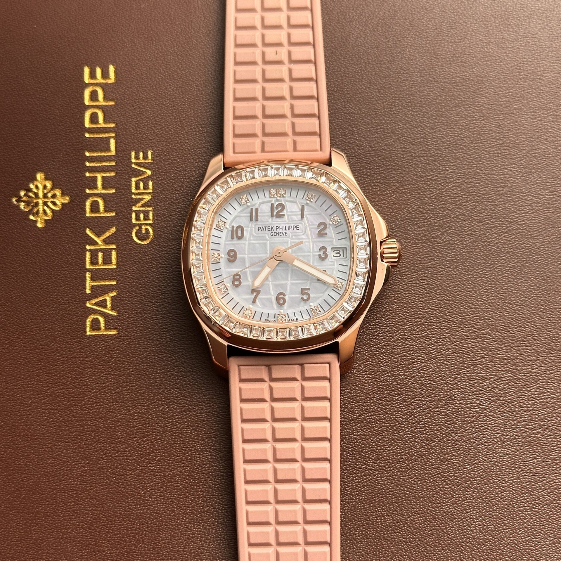 Patek Philippe Aquanaut 5072R Replica Watch Pink Strap Mother-Of-Pearl Dial 35.6mm - Soul Replicas
