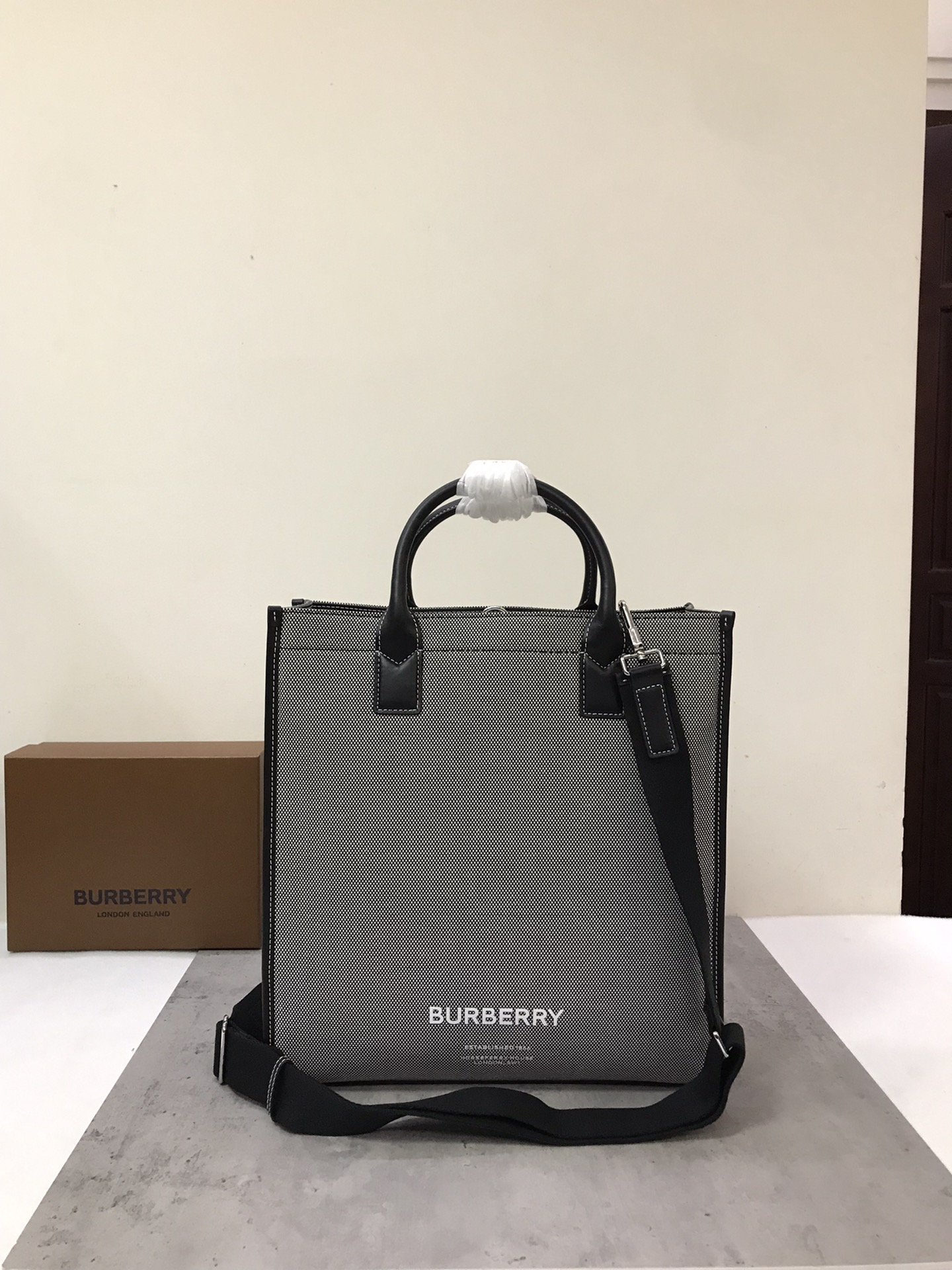 Burberry Horseferry Print Cotton Canvas Tote Black/Grey For Women. Women's Bags. Shoulder And Crossbody Bags 14in/ 35.5cm BUR 80508141 - Soul Replicas