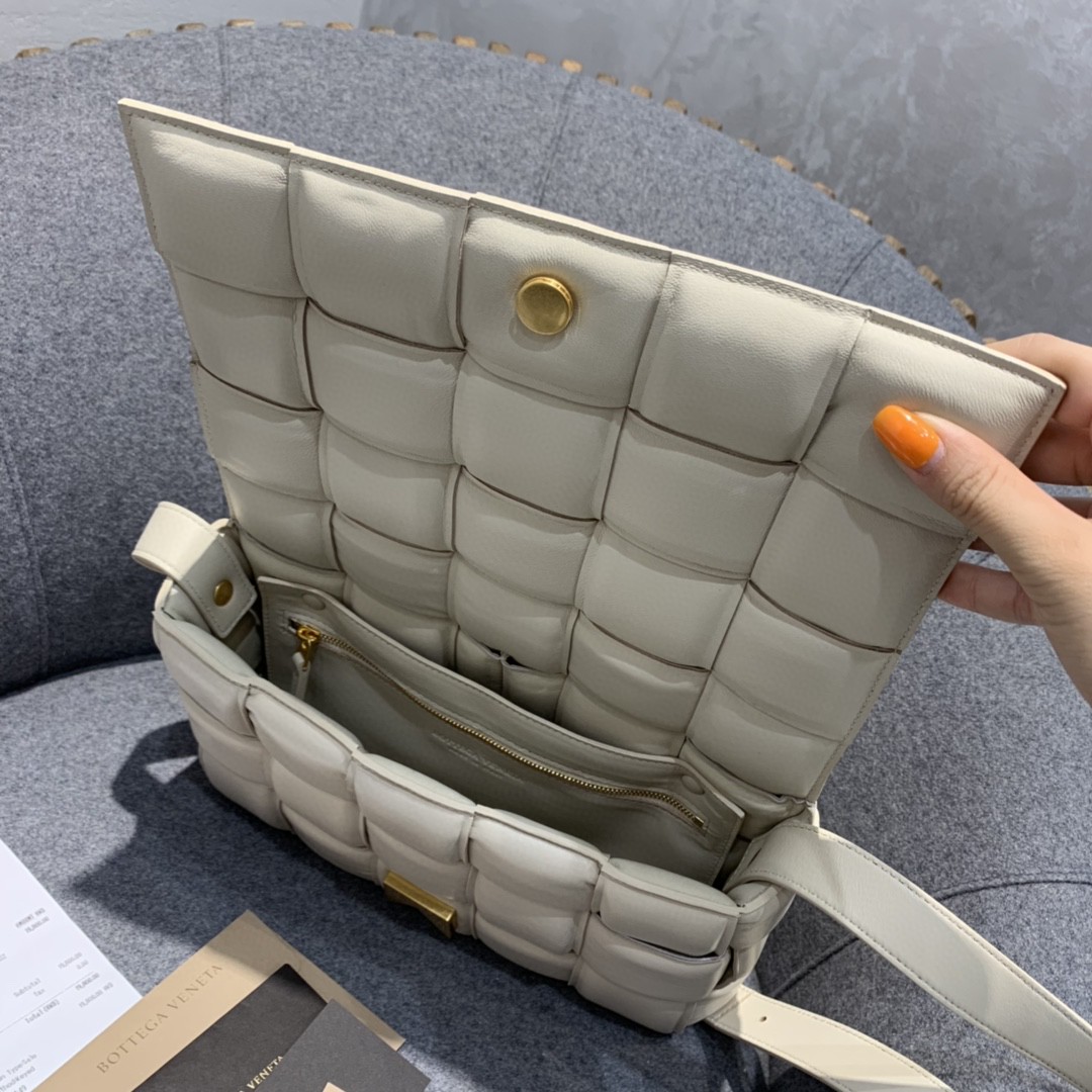 Bottega Veneta Padded Cassette Bag For Women 10.2in/26cm In Chalk 591970VCQR19143 - Soul Replicas