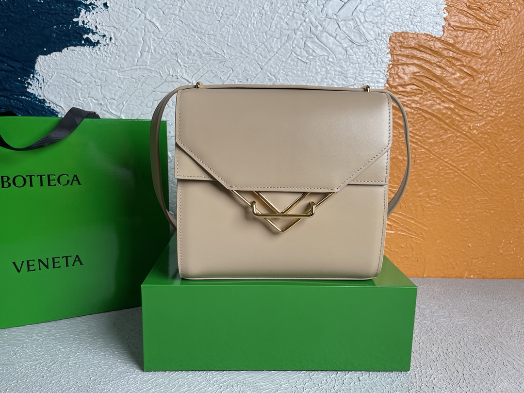 Bottega Veneta Clip Bag Beige. For Women. Women's Bags 9in/23cm - Soul Replicas