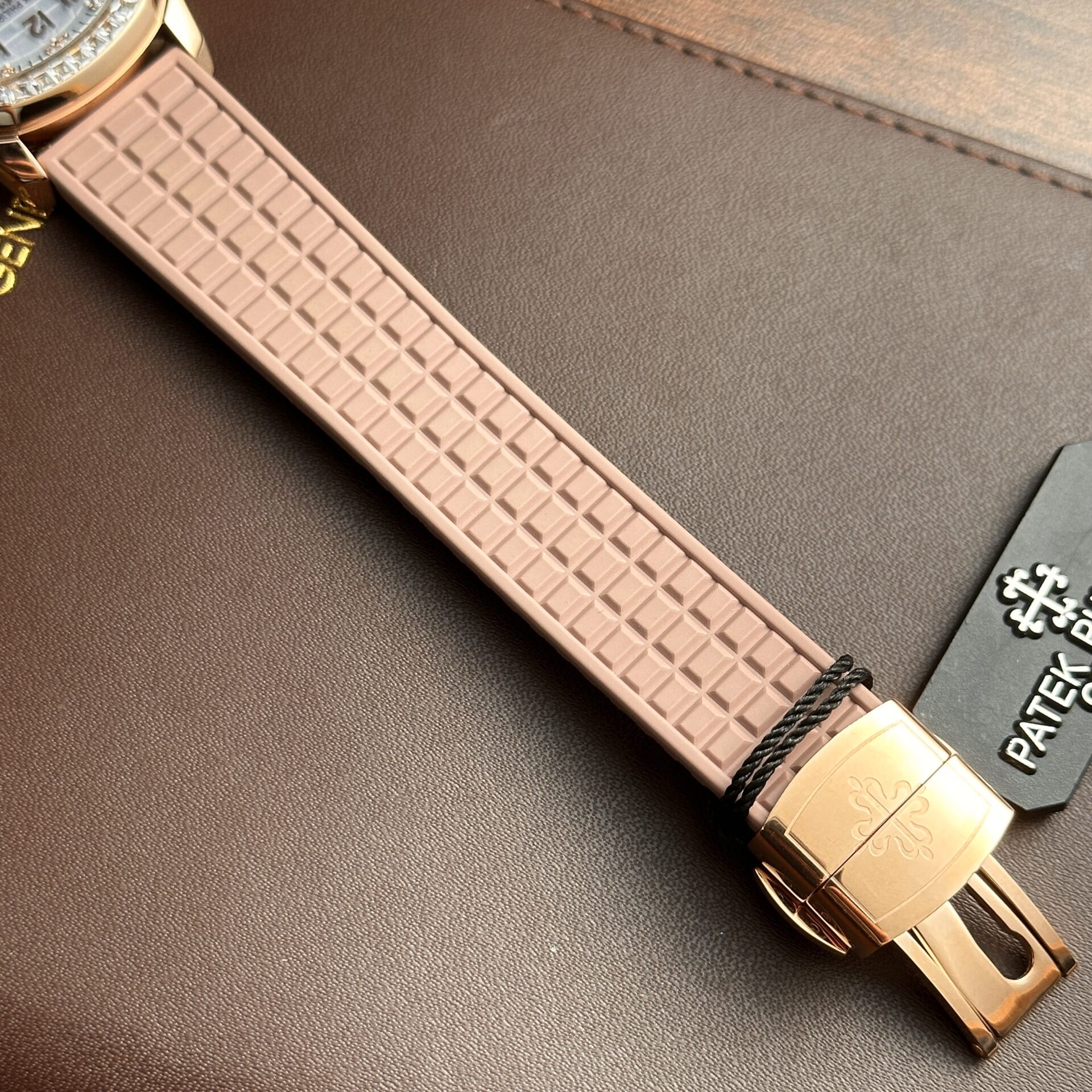 Patek Philippe Aquanaut 5072R Replica Watch Pink Strap Mother-Of-Pearl Dial 35.6mm - Soul Replicas