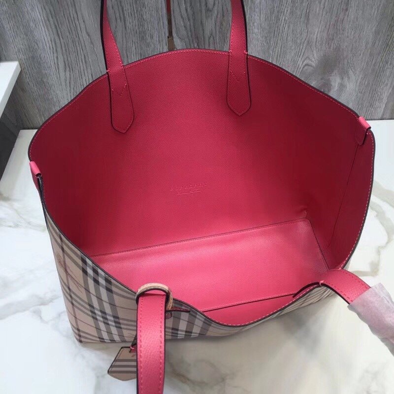 Burberry Reversible Tote Haymarket Canvas Medium For Women. Women-s Bags 19.3in/49cm - Soul Replicas