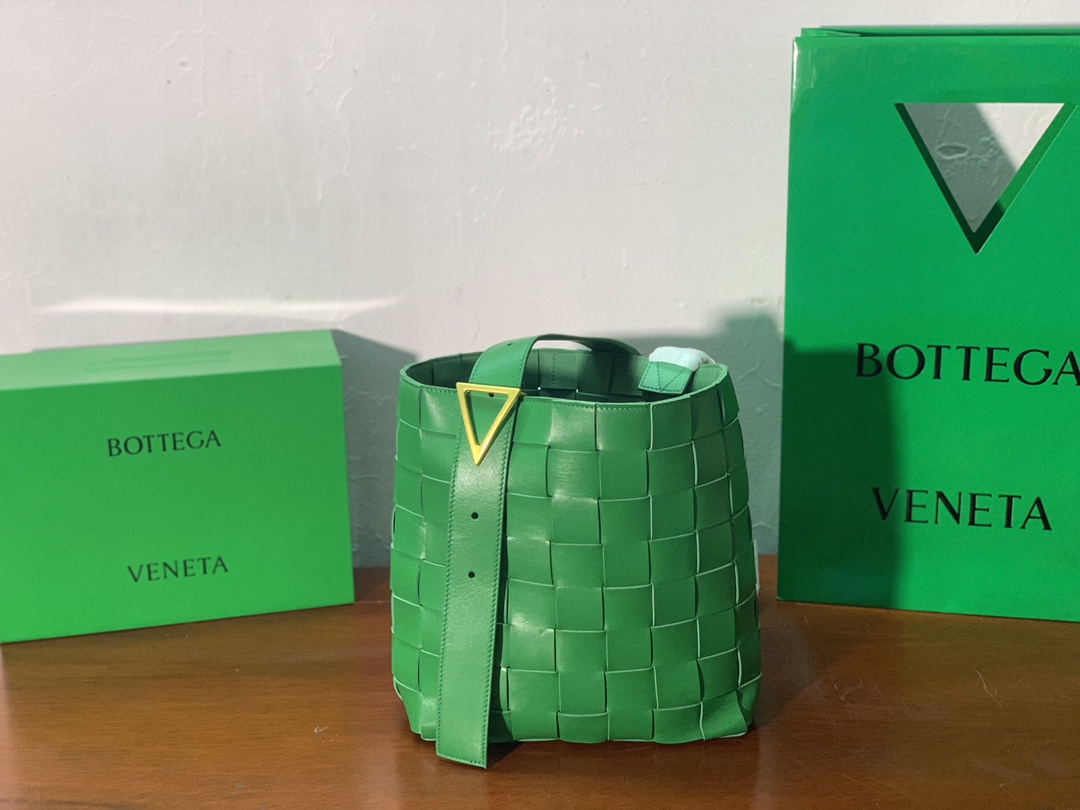 Bottega Veneta Shoulder Bag Nappa Green. For Women. Women's Bags 12.9in/33cm - Soul Replicas