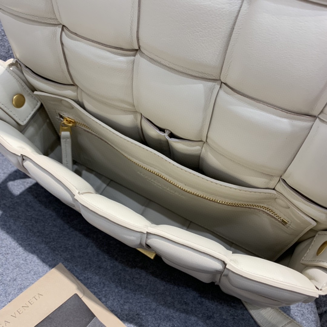 Bottega Veneta Padded Cassette Bag For Women 10.2in/26cm In Chalk 591970VCQR19143 - Soul Replicas