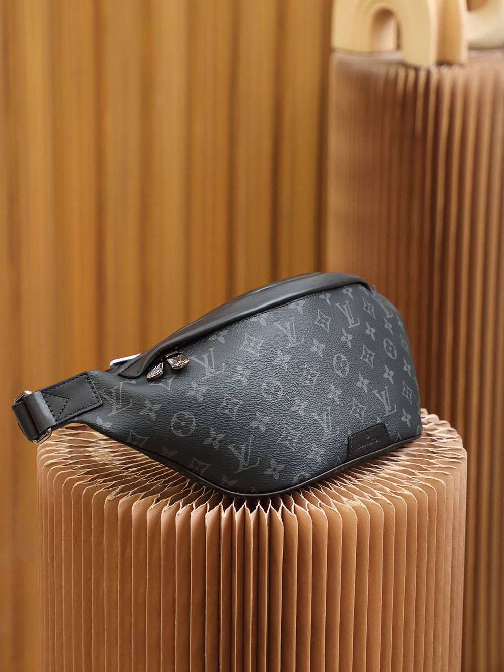 Louis Vuitton Discovery Bumbag PM Monogram Eclipse Canvas For Men. Men-s Bags. Belt Bags 17.3in/44cm LV M46035 - Soul Replicas