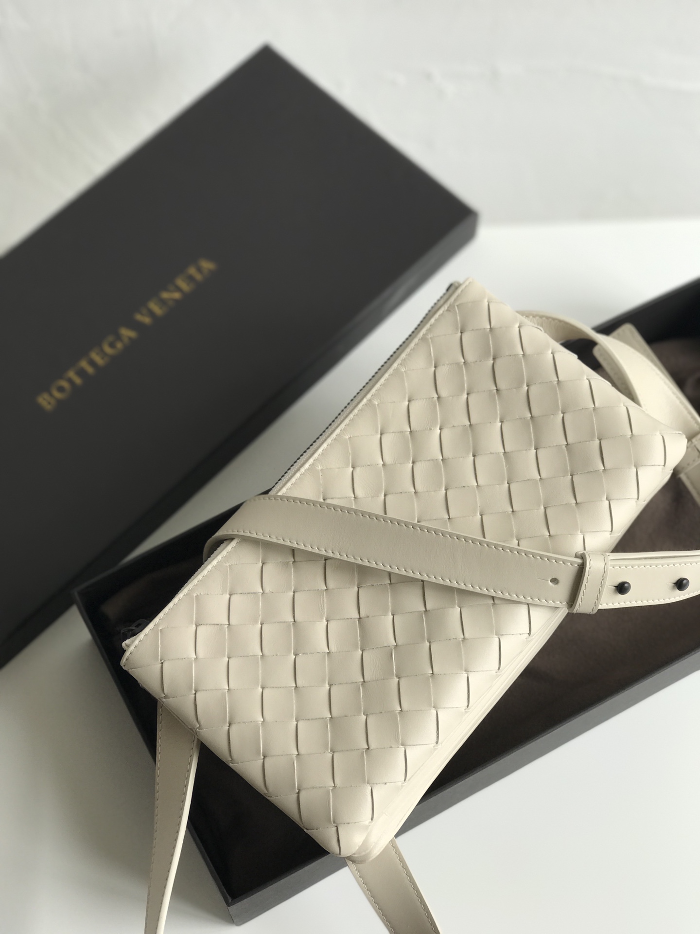 Bottega Veneta Crossbody Bag White. For Women. Women-s Bags 10.2in/26cm - Soul Replicas