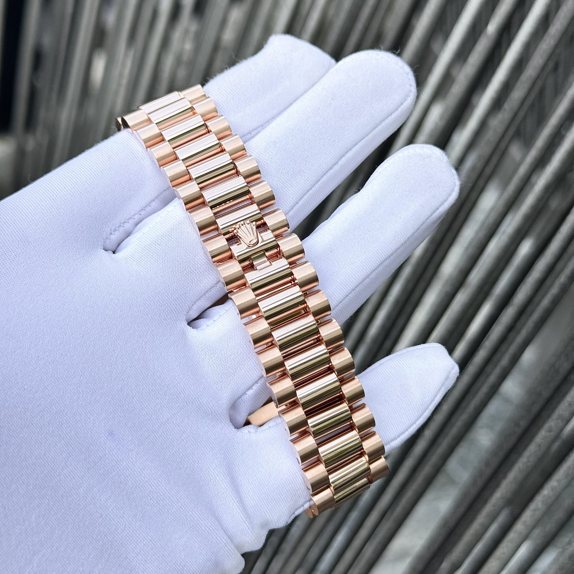 Rolex Best Fake Watch Day-Date Mother Of Pearl Dial Moissanite Gold Wrapped GM Factory 40mm - Soul Replicas