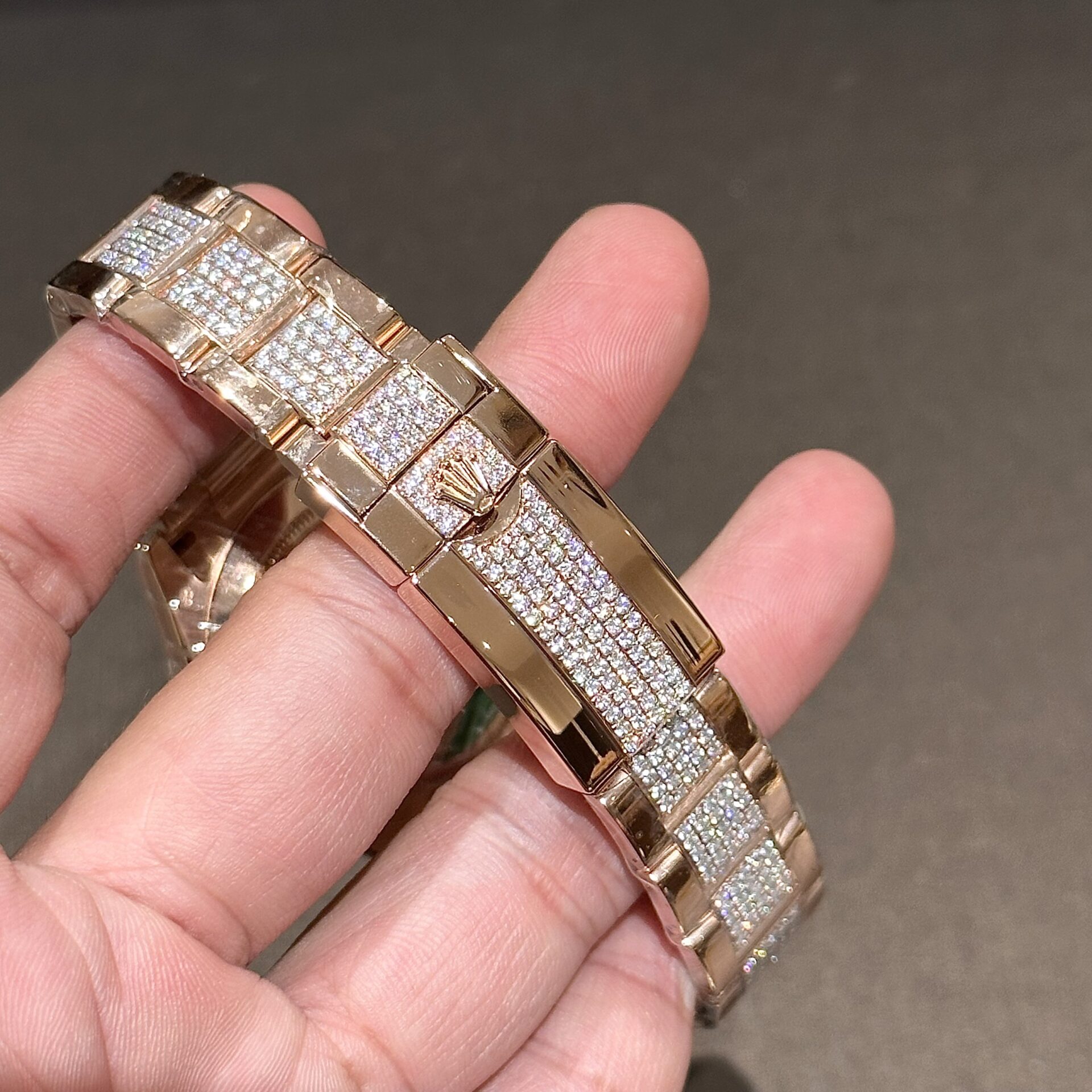 Rolex Daytona Rainbow Replica Watch Gold Wrapped With Moissanite Diamonds 40mm - Soul Replicas