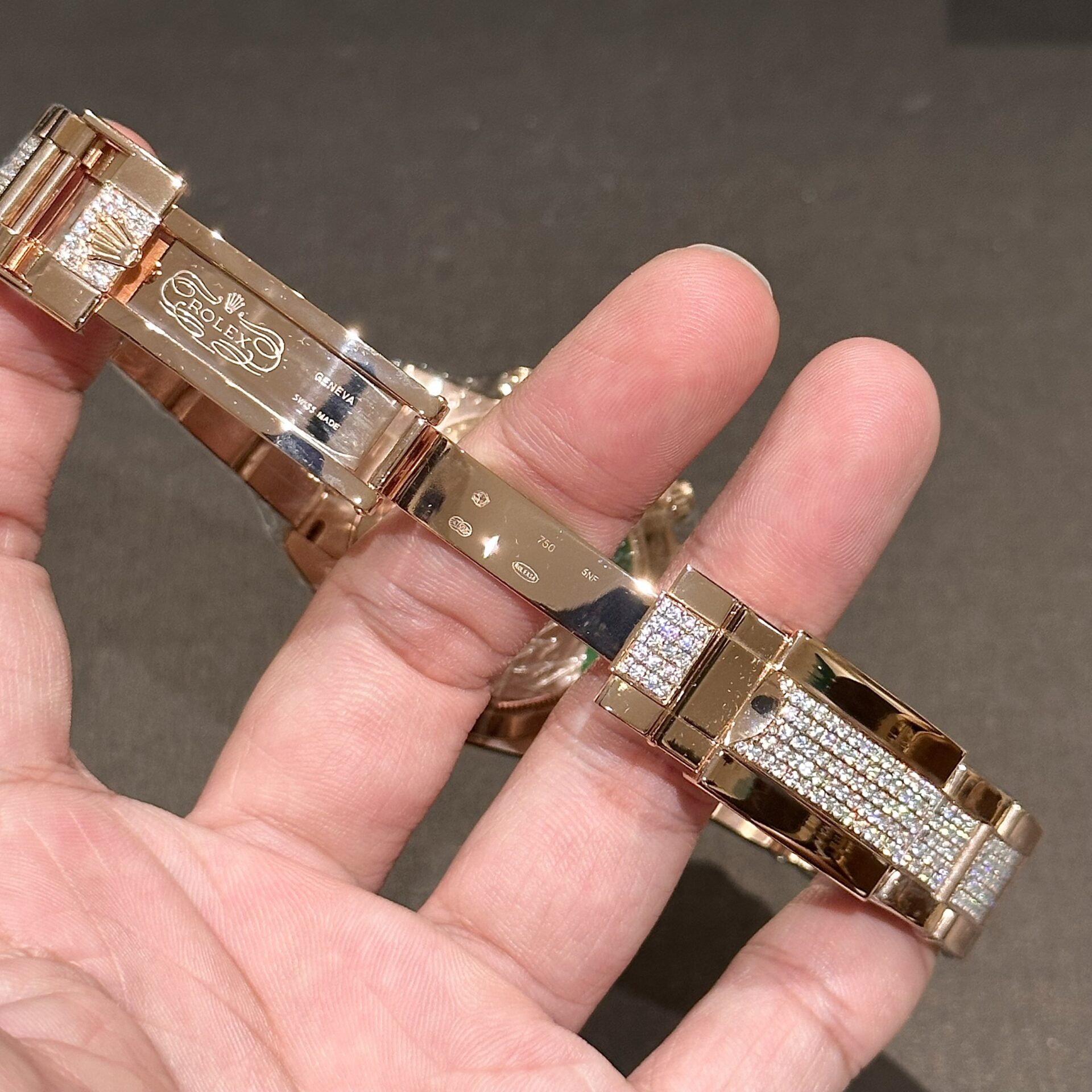 Rolex Daytona Rainbow Replica Watch Gold Wrapped With Moissanite Diamonds 40mm - Soul Replicas