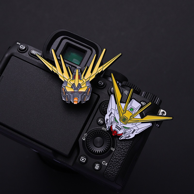 Anime Fans' Treasure! Metallic Lacquered Mech Warrior Brooch, 2D Fashion Badge, Versatile Anti-Plunge Medal, Stylishly Cool!