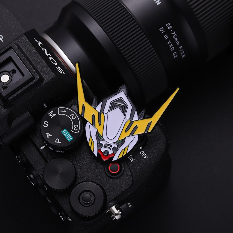 Anime Fans' Treasure! Metallic Lacquered Mech Warrior Brooch, 2D Fashion Badge, Versatile Anti-Plunge Medal, Stylishly Cool!