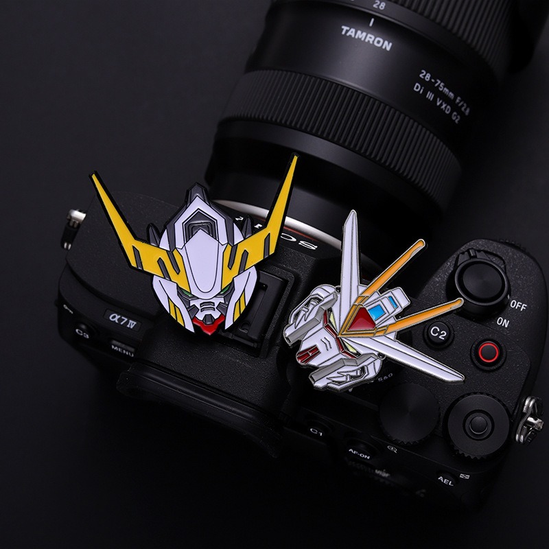 Anime Fans' Treasure! Metallic Lacquered Mech Warrior Brooch, 2D Fashion Badge, Versatile Anti-Plunge Medal, Stylishly Cool!