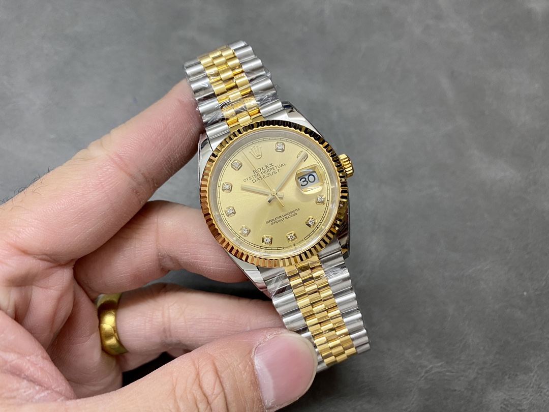 Rolex Datejust 126233 Champagne Diamond Dial Fluted Bezel 36MM Unisex Replica Watch
