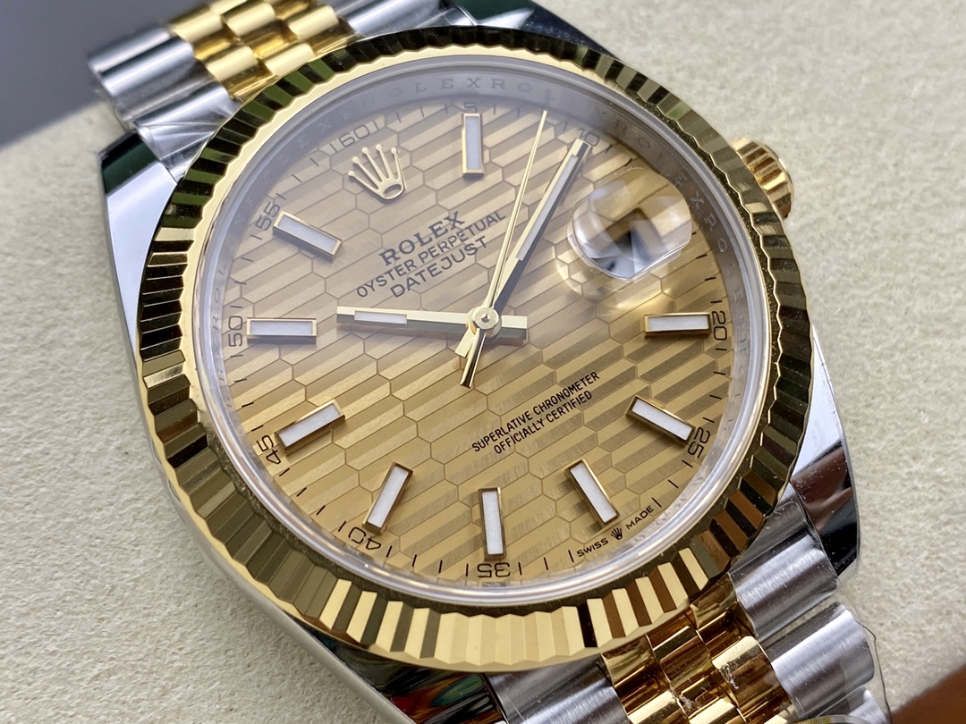 Rolex Datejust 41 126333 Golden Fluted Motif Champagne Dial