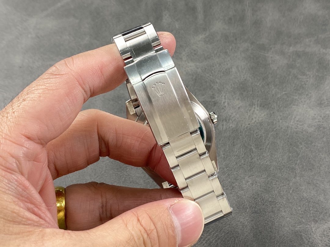 Rolex Oyster Perpetual 41mm Smooth Bezel Oyster Bracelet Silver Dial 124300 0001