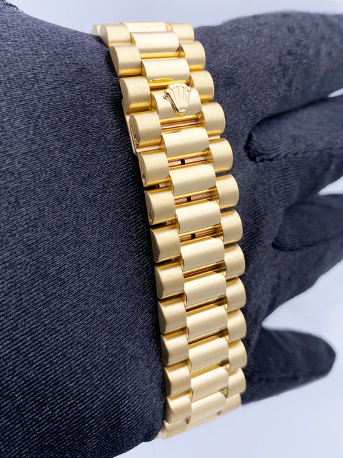 Rolex Day-Date 118208 champagne dial with gold indexes Yellow Gold 36mm Unisex Replica Watch