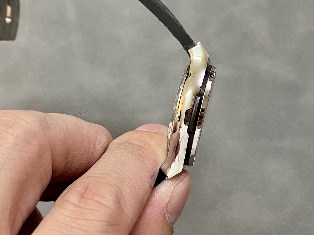 Hublot Classic Fusion 581.NX.1171.LR.1104 33mm Lady Watch