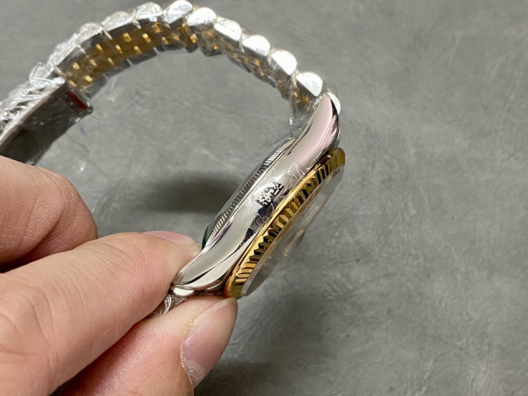 Rolex Datejust 126233 Champagne Diamond Dial Fluted Bezel 36MM Unisex Replica Watch