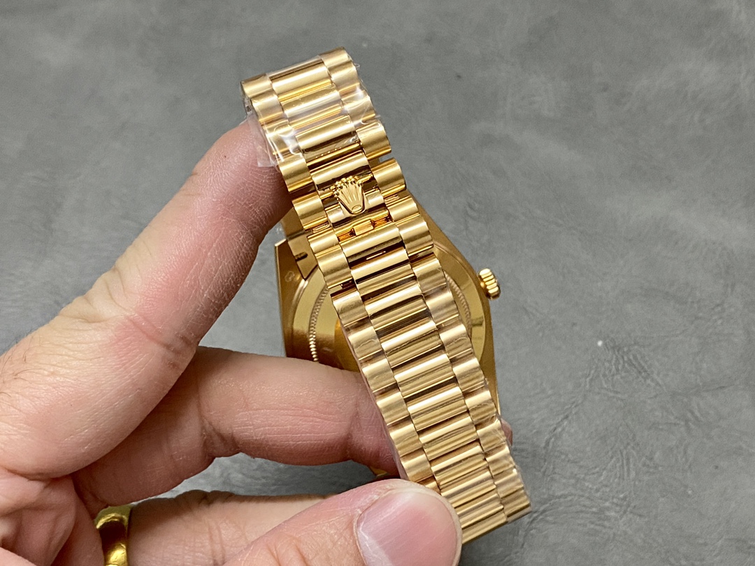 Rolex Day-Date 228238 Black Diamond Dial Fluted Bezel 40mm Mens Replica Watch