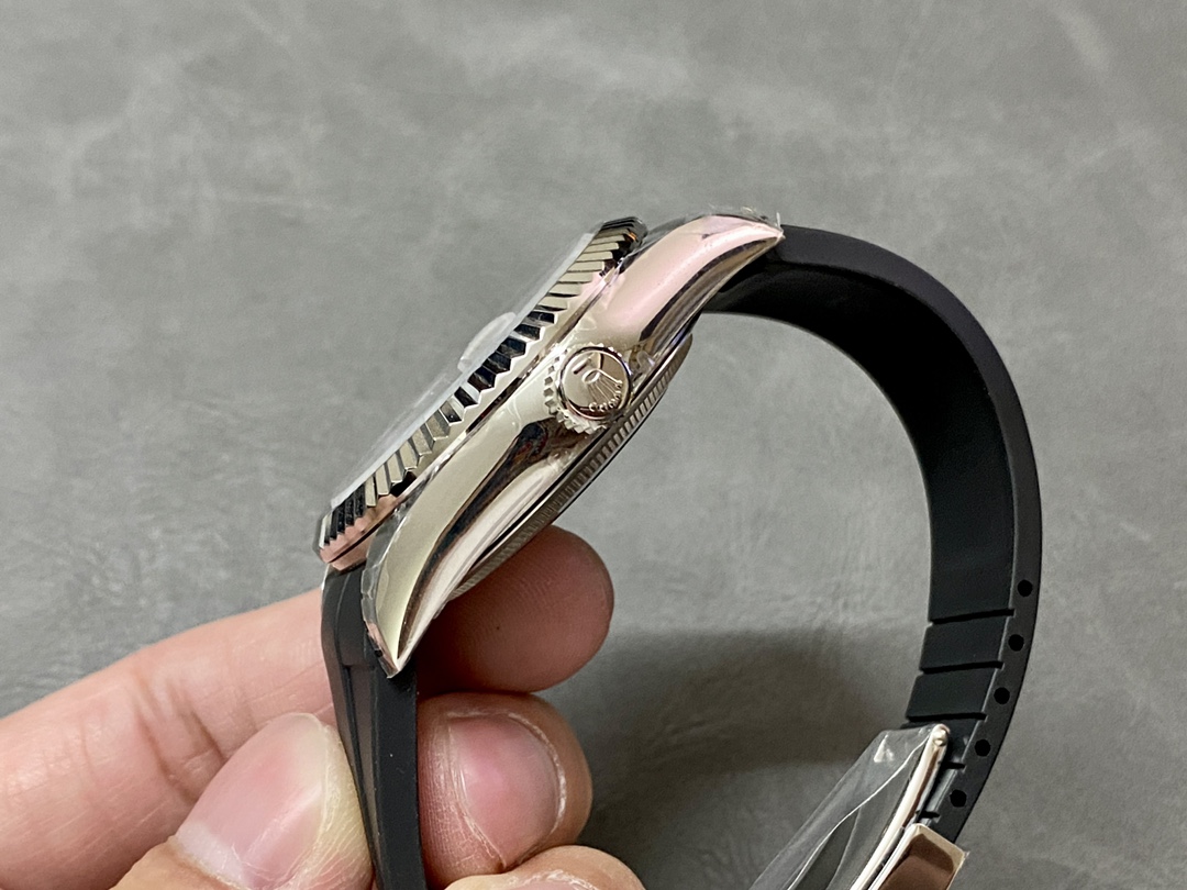 Rolex Sky Dweller 42mm 336239 Rubber Strap Black Dial Men's Watch