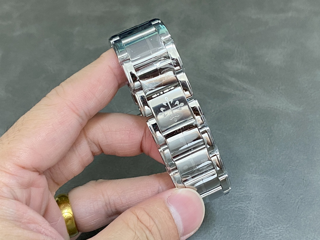 Patek Philippe Twenty-4 4910 1200A 010 Ladies Quartz 25x30mm