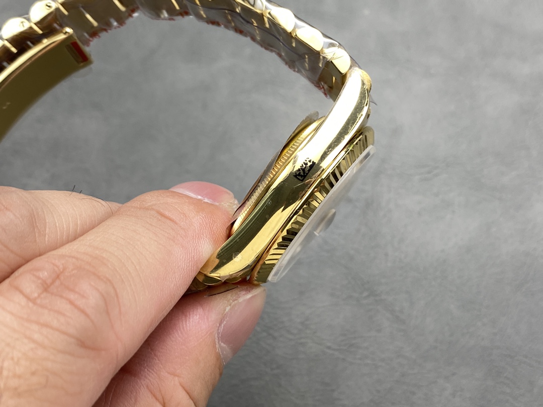 Rolex Day-Date 228238 Champagne Roman Dial Fluted Bezel 40mm Mens Replica Watch