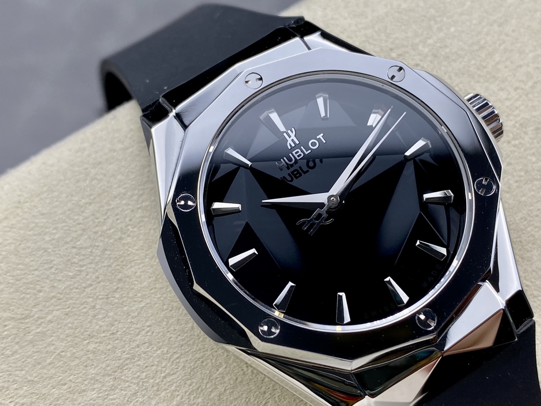 Hublot Classic Fusion 550.NS.2200.RW.ORL20 40 mm