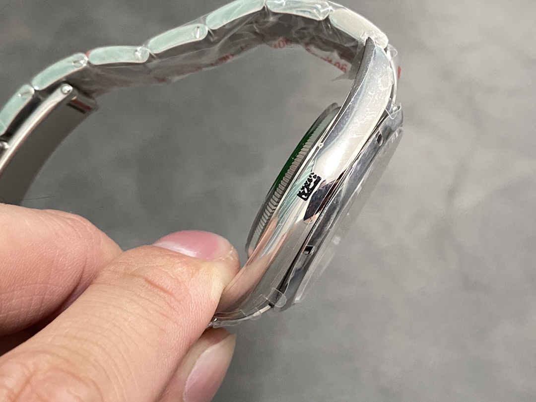 Rolex Oyster Perpetual 39 Red Grape Dial Steel 114300 0002 Men's Watch