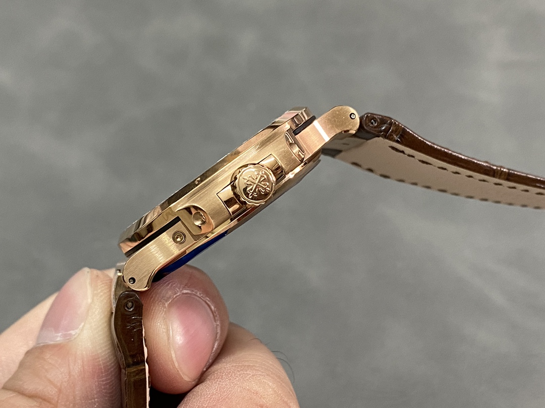 Replica Patek Philippe Nautilus 5724 001 40mm Mens Watch