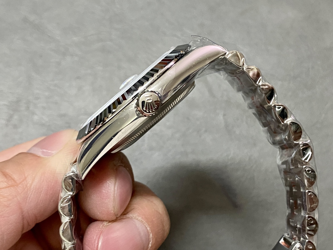 Rolex Datejust 41mm Pre owned Blue Motif Dial Jubilee Bracelet 126334